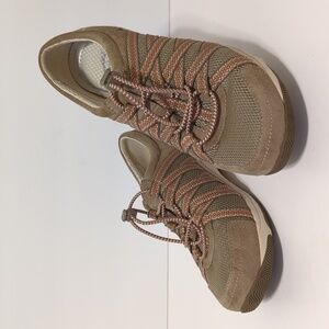 Dansko Honor drawstring hiking sneaker women's size 6.5-7.    EU 37